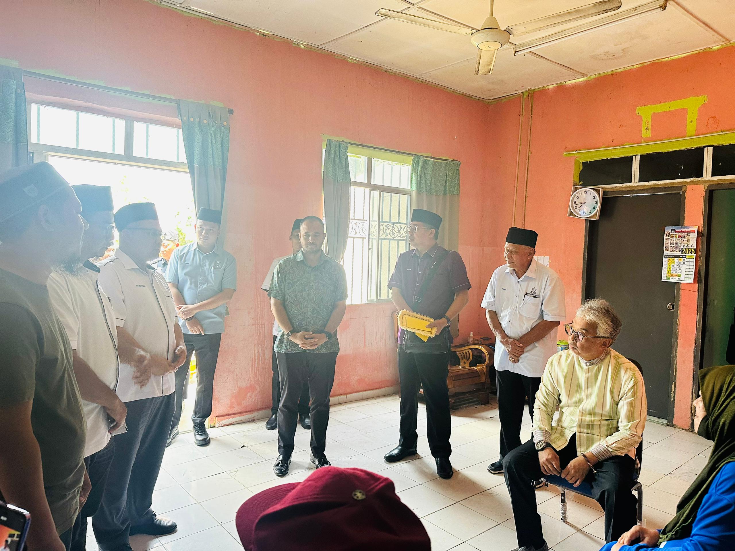 KEBERANGKATAN KEBAWAH DULI PADUKA BAGINDA SULTAN PAHANG MENYANTUNI MANGSA RIBUT DI TEMERLOH